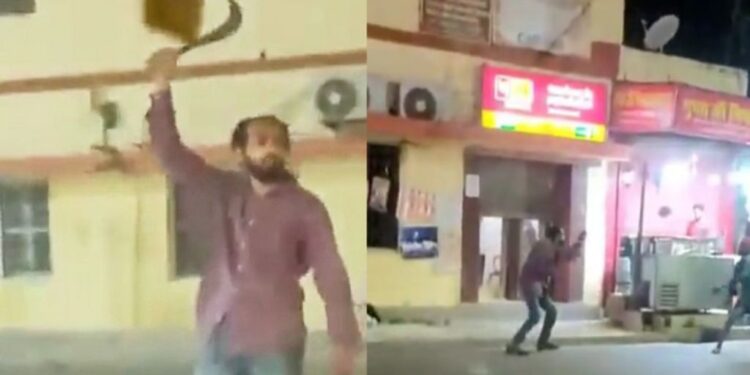 গোরক্ষনাথ মন্দিরে জোর করে ঢোকার চেষ্টা যুবকের, বাধা দিতে গিয়ে আক্রান্ত নিরাপত্তার দায়িত্বে থাকা দুই পুলিশকর্মী