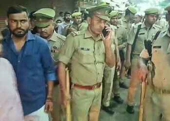 আগ্রার ইমলি ওয়ালি মসজিদের বাইরের রাস্তায় নামাজ পড়া নিয়ে আপত্তি জানালো হিন্দু মহাসভা