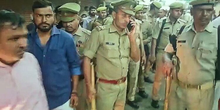 আগ্রার ইমলি ওয়ালি মসজিদের বাইরের রাস্তায় নামাজ পড়া নিয়ে আপত্তি জানালো হিন্দু মহাসভা