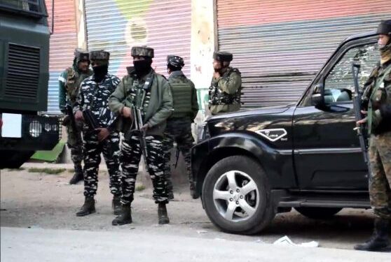 জম্মু ও কাশ্মীরে পরপর ৩ জঙ্গি হামলায় নিহত সিআরপিএফ জওয়ান, আহত কাশ্মীরি পণ্ডিতসহ ৩