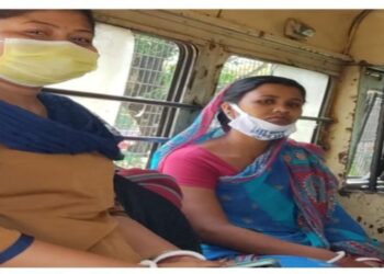 প্রতিবেশী কিশোরের সঙ্গে পরকীয়া, প্রেমিক আত্মঘাতী হলে প্ররোচনা দেওয়ার অভিযোগে গ্রেফতার গৃহবধু