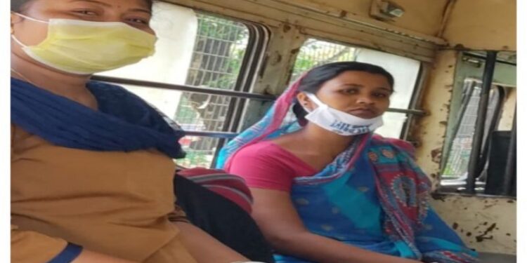 প্রতিবেশী কিশোরের সঙ্গে পরকীয়া, প্রেমিক আত্মঘাতী হলে প্ররোচনা দেওয়ার অভিযোগে গ্রেফতার গৃহবধু