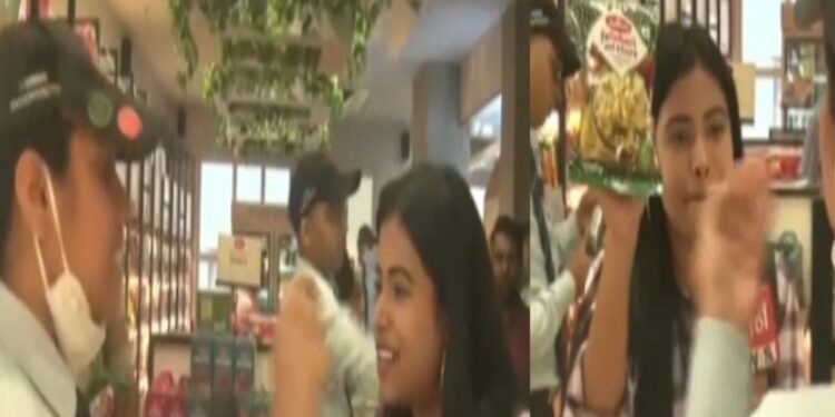 হালদিরামের খাবারের প্যাকেটে ‘আরবি’ ভাষায় লেখা নিয়ে বিতর্ক, টিভি রিপোর্টার এবং হলদিরামের আউটলেট ম্যানেজারের মধ্যে উত্তপ্ত বাক্য বিনিময়ের ভিডিও ভাইরাল