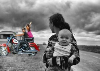 স্ত্রী-সন্তানকে ফেলে অষ্টম শ্রেণীর ছাত্রীকে নিয়ে পালানোর সময় পুলিশের হাতে ধরা পড়ে গেল শিক্ষক