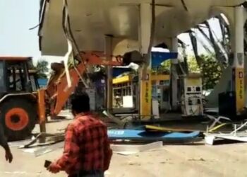 অ্যাকশনে বুলডোজার বাবা  : গুঁড়িয়ে দেওয়া হল এসপি বিধায়ক শাহজিল ইসলামের অবৈধ পেট্রোল পাম্প