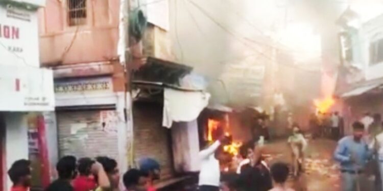 সাম্প্রদায়িক হিংসা কবলিত রাজস্থানের করৌলির ত্রস্ত হিন্দুরা বাড়ি দোকান ছেড়ে নতুন ঠিকানার সন্ধান শুরু করে দিয়েছেন