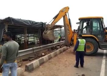 মালদায় বাইপাসের ধারে ৫ অবৈধ দোকান ভাঙল প্রশাসন, রোজগার হারিয়ে অতান্তরে ৫ পরিবার