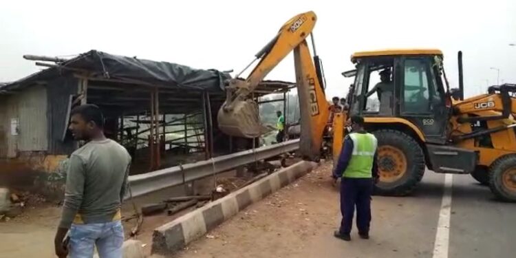 মালদায় বাইপাসের ধারে ৫ অবৈধ দোকান ভাঙল প্রশাসন, রোজগার হারিয়ে অতান্তরে ৫ পরিবার