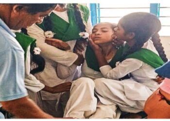 বিদ্যালয়ের গেটের বাইরে বিক্রী হওয়া বরফ মিশ্রিত ঠান্ডা পানীয় খেয়ে অসুস্থ বহু পড়ুয়া