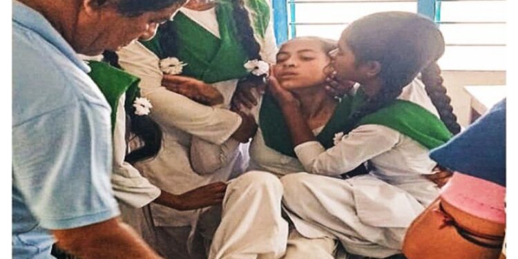 বিদ্যালয়ের গেটের বাইরে বিক্রী হওয়া বরফ মিশ্রিত ঠান্ডা পানীয় খেয়ে অসুস্থ বহু পড়ুয়া