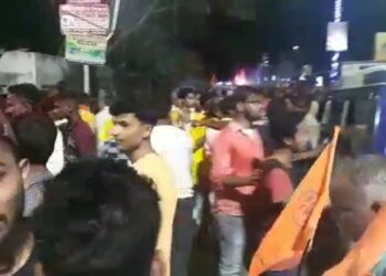 বাঁকুড়ায় রামনবমীর মিছিলকে কেন্দ্র করে পুলিশ-জনতা খন্ডযুদ্ধ,ইঁটবৃষ্টি ক্ষিপ্ত জনতার,পরিস্থিতি নিয়ন্ত্রণে আনতে ব্যাপক লাঠিচার্জ পুলিশের, ছোড়া হল কাঁদানে গ্যাসের সেল, আটক ১৭