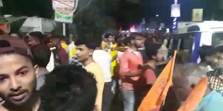 বাঁকুড়ায় রামনবমীর মিছিলকে কেন্দ্র করে পুলিশ-জনতা খন্ডযুদ্ধ,ইঁটবৃষ্টি ক্ষিপ্ত জনতার,পরিস্থিতি নিয়ন্ত্রণে আনতে ব্যাপক লাঠিচার্জ পুলিশের, ছোড়া হল কাঁদানে গ্যাসের সেল, আটক ১৭