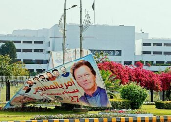 অনাস্থা ভোটে হেরে প্রধানমন্ত্রিত্ব হারালেন ইমরান খান, মিশ্র প্রতিক্রিয়া পাকিস্তানে