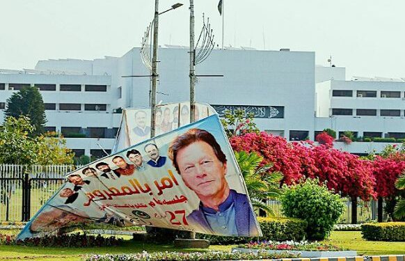 অনাস্থা ভোটে হেরে প্রধানমন্ত্রিত্ব হারালেন ইমরান খান, মিশ্র প্রতিক্রিয়া পাকিস্তানে