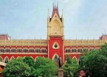 নজিরবিহীন ঘটনা কলকাতা হাইকোর্টে, বিচারপতি অভিজি‍ত্‍ গঙ্গোপাধ্যায়ের এজলাস বয়কটের সিদ্ধান্ত নিয়ে ডাকা বৈঠকে তৃণমূল ও বিরোধী পক্ষের আইনজীবিদের মধ্যে  হাতাহাতি-কামড়াকামড়ি