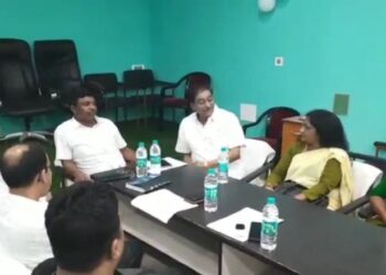 বাঁকুড়ার জেলা শাসকের বিরুদ্ধে দীর্ঘসূত্রিতার অভিযোগ, জেলা পরিষদের সভায় তৃণমূল নেতাদের কথোপকথনের ভিডিও ভাইরাল হতেই শোড়গোল জেলা জুড়ে