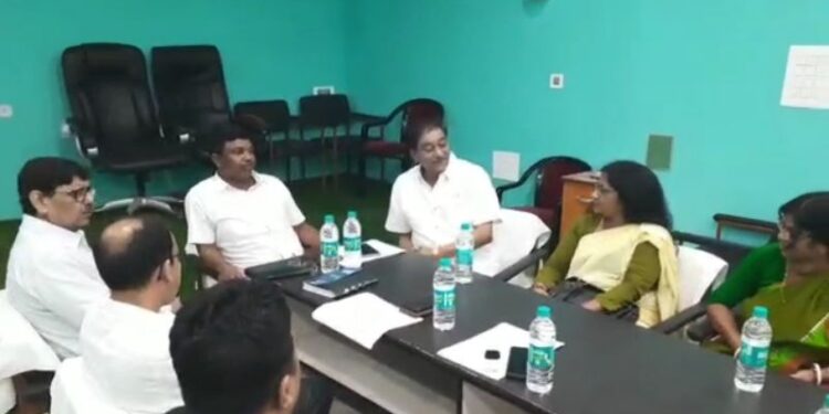 বাঁকুড়ার জেলা শাসকের বিরুদ্ধে দীর্ঘসূত্রিতার অভিযোগ, জেলা পরিষদের সভায় তৃণমূল নেতাদের কথোপকথনের ভিডিও ভাইরাল হতেই শোড়গোল জেলা জুড়ে