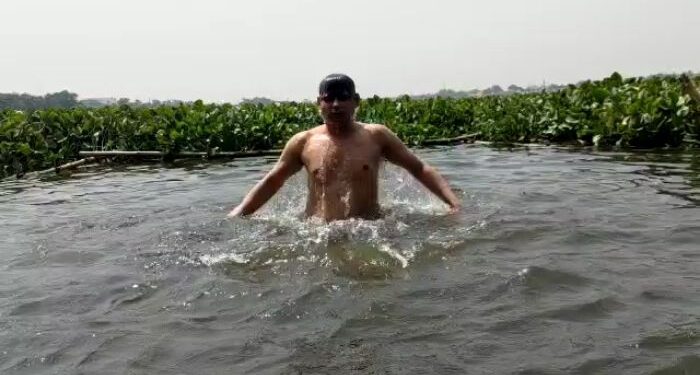 বিষ্ণুপুরের যমুনাবাঁধে ১৪২৯ টি ডুব দিয়ে নবর্ষবরণ সাঁতারু সদানন্দর