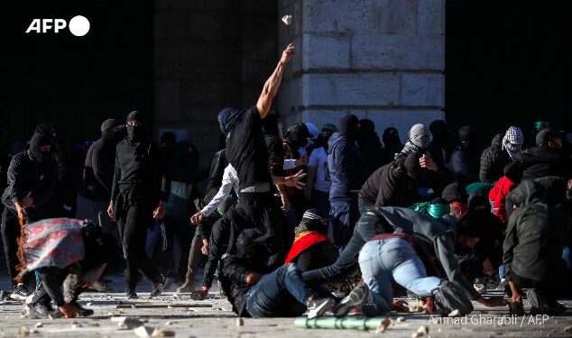 জেরুজালেমে আল-আকসা মসজিদ প্রাঙ্গণে প্যালেস্টাইন বিক্ষোভকারী এবং ইসরায়েলি পুলিশ সংঘর্ষ