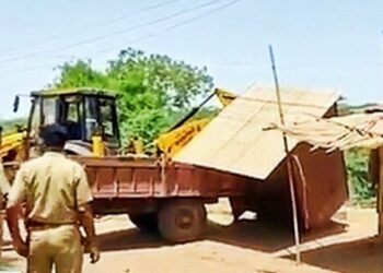 রামনবমীর শোভাযাত্রায় হামলায় অভিযুক্তদের অবৈধ নির্মান বুলডোজার দিয়ে ভেঙে দিল গুজরাট প্রশাসন