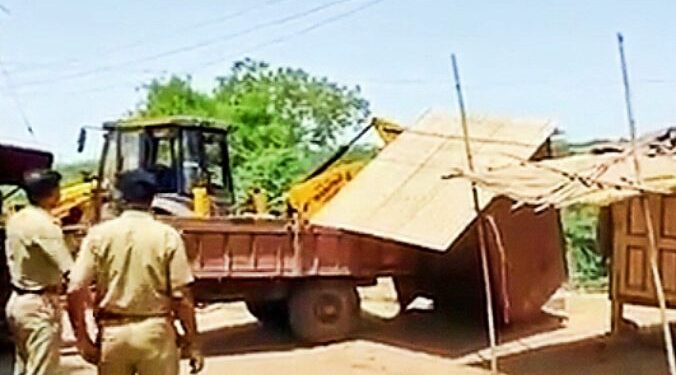 রামনবমীর শোভাযাত্রায় হামলায় অভিযুক্তদের অবৈধ নির্মান বুলডোজার দিয়ে ভেঙে দিল গুজরাট প্রশাসন