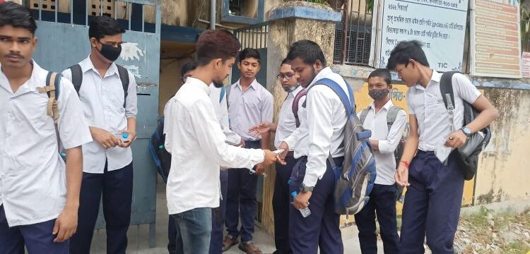 উচ্চমাধ্যমিক পরীক্ষার্থীদের প্রতি সাহায্যের হাত বাড়ালের প্রয়াত মন্ত্রী সাধন পাণ্ডের তরুণী কন্যা শ্রেয়া