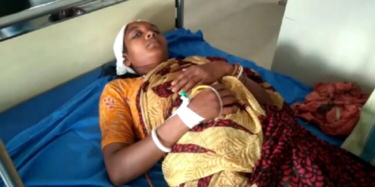 কুপ্রস্তাবে রাজি না হওয়ায় বধূকে বাঁশ দিয়ে বেদম পেটানোর অভিযোগ যুবকের বিরুদ্ধে