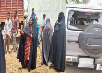 কর্ণাটকে অবৈধ কসাইখানা থেকে গবাদি পশু উদ্ধার করতে গিয়ে আক্রান্ত পুলিশ