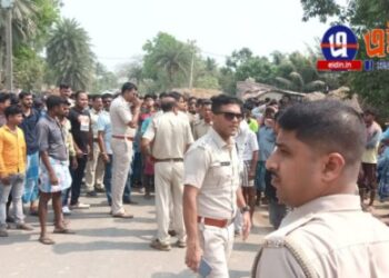 কাটোয়ায় ট্রাক্টরের চাকায় পিষ্ট হয়ে শিশুর মৃত্যু, যানবাহনের গতি নিয়ন্ত্রণের দাবিতে পথ অবরোধ ক্ষিপ্ত গ্রামবাসীর