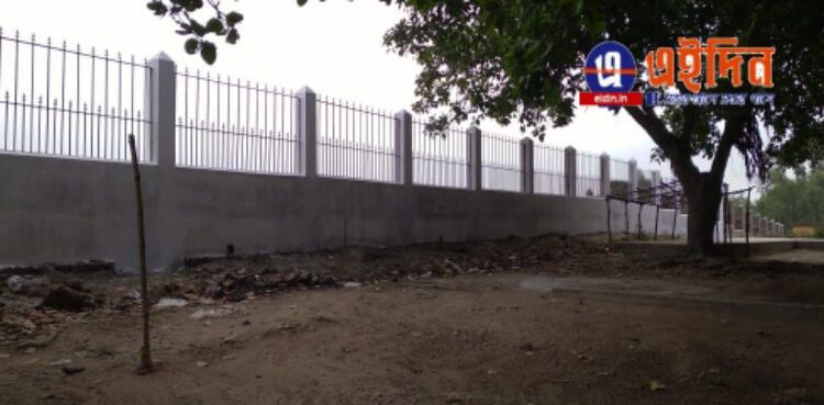 নিম্নমানের সামগ্রী দিয়ে নির্মান হচ্ছে সীমানাপ্রাচীর, চুরি হয়ে যাচ্ছে লোহার সামগ্রী – অভিযোগ আউশগ্রামের পাণ্ডুরাজা প্রত্ন গবেষণা কেন্দ্রের সম্পাদকের