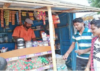 নেই চাকরির সুযোগ, সংসার চালানোর তাগিদে টিউশনের পাশাপাশি চায়ের দোকান খুললেন এমএ পাশ নিরুপায় হেমন্ত