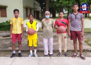 ফুটবল খেলায় গুসকরার অতীত ঐতিহ্য ফিরিয়ে আনার স্বপ্ন দেখেন দক্ষ ক্রীড়া সংগঠক বৃদ্ধ মানিক কর্মকার