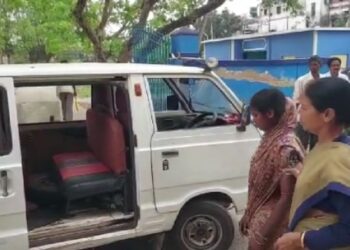 অল্প পরিশ্রম করে বেশী রোজগারের নেশায় চোলাই মদ পাচার করতে বেরিয়ে গ্রেপ্তার তিন মহিলা