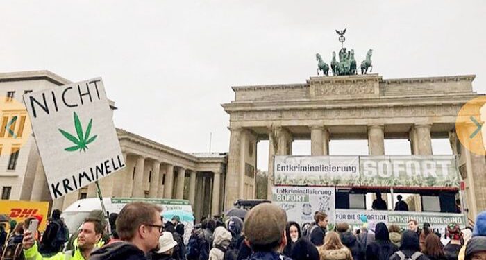গাঁজা সেবনে বৈধতার দাবিতে বিক্ষোভ সমাবেশ জার্মানির রাজধানী বার্লিনে