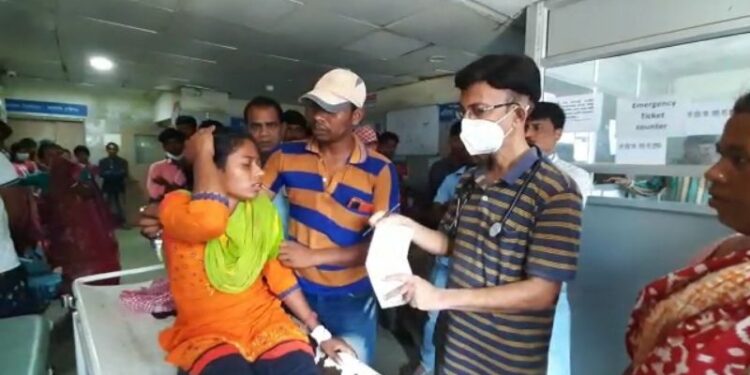 বাঁকুড়ায় আদিবাসী কিশোরীকে রাস্তা থেকে তুলে জঙ্গলে নিয়ে গিয়ে বেদম মারধরের অভিযোগ ৪ দুষ্কৃতীর বিরুদ্ধে