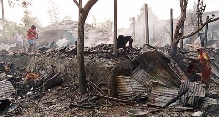 রতুয়ায় রান্নার গ্যাস সিলিন্ডার থেকে আগুন ছড়িয়ে ভস্মীভূত ৭ টি মাটির বাড়ি
