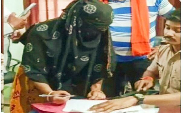 পরিচয় গোপন রেখে হিন্দু তরুনীকে প্রেমের জালে ফাঁসিয়ে বিয়ের পর লাগাতার গনধর্ষণ !  অভিযুক্তের বাড়ি বুলডোজার দিয়ে গুঁড়িয়ে দিল মধ্যপ্রদেশ সরকার