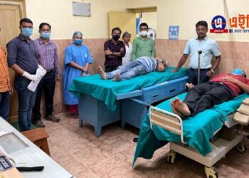 ব্লাডসেন্টারের রক্ত সঙ্কট কাটাতে এগিয়ে এলেন কাটোয়া হাসপাতালের চিকিৎসক, নার্স ও স্বাস্থ্যকর্মীরা