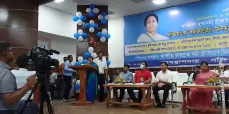 সরকারি প্রকল্প সুবিধা প্রদান অনুষ্ঠানের আয়োজন করল বালুরঘাট জেলা প্রশাসন