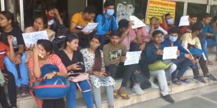 কলেজের ল্যাবে নেই গুরুত্বপূর্ণ ইনস্ট্রুমেন্ট, আন্দোলনে নামলো বর্ধমানের ইউনিভার্সিটি  ইনস্টিটিউট অফ টেকনোলজির পড়ুয়ারা