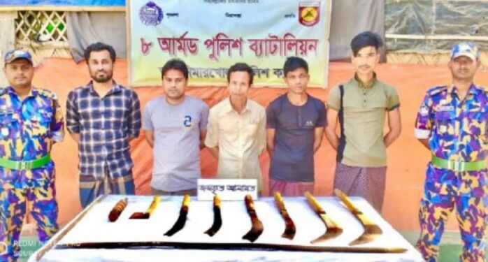 সংসার চালাতে অসামাজিক কাজকর্মে জড়াচ্ছে বাংলাদেশের রোহিঙ্গারা, ফের ডাকাতির আগে গ্রেফতার অস্ত্রসহ ৫