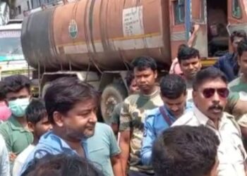 অটোচালককে চেন অফিসে ঢুকিয়ে বেদম মারধরের অভিযোগ সিভিক ভলেন্টিয়ার ও তাঁর ভাইয়ের  বিরুদ্ধে, প্রতিবাদে পথ অবরোধ ক্ষিপ্ত জনতার