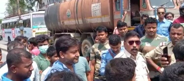 অটোচালককে চেন অফিসে ঢুকিয়ে বেদম মারধরের অভিযোগ সিভিক ভলেন্টিয়ার ও তাঁর ভাইয়ের  বিরুদ্ধে, প্রতিবাদে পথ অবরোধ ক্ষিপ্ত জনতার