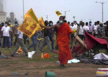 অশান্ত শ্রীলঙ্কায় দেখামাত্র গুলির নির্দেশ