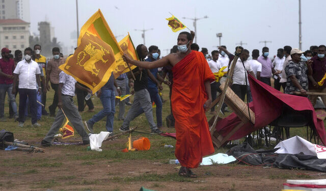অশান্ত শ্রীলঙ্কায় দেখামাত্র গুলির নির্দেশ
