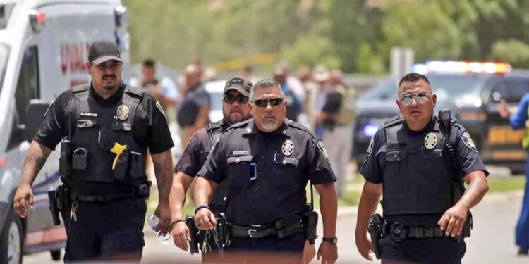 টেক্সাসে প্রাথমিক বিদ্যালয়ে বন্দুকধারীর হামলায় নিহত ১৮ শিশুসহ ২১