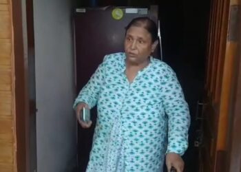 মুখ্যমন্ত্রী বাংলা আকাদেমি পুরস্কার পাওয়ায় নিজের আকাদেমী পুরস্কার ফেরালেন বাংলার লেখিকা