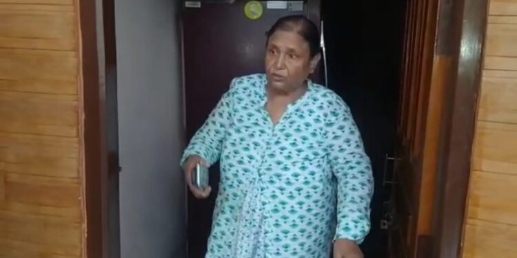 মুখ্যমন্ত্রী বাংলা আকাদেমি পুরস্কার পাওয়ায় নিজের আকাদেমী পুরস্কার ফেরালেন বাংলার লেখিকা