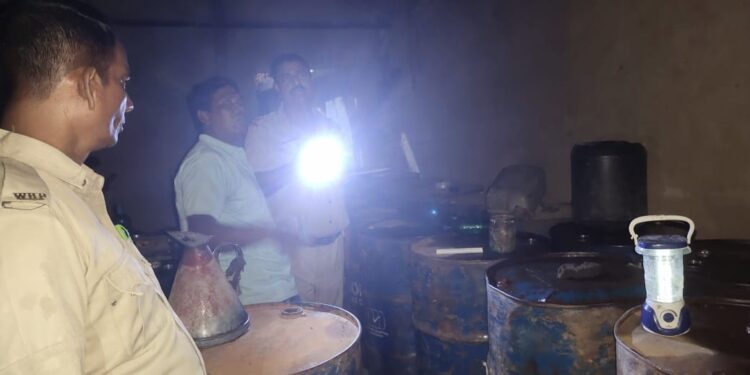 বেআইনিভাবে মজুত ৩৩ ব্যারেল কেরোসিন বাজেয়াপ্ত করল ভাতার থানার পুলিশ,  গ্রেফতার ২, আটক পিক আপ ভ্যান