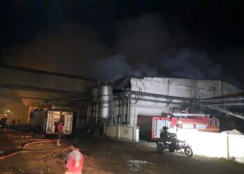 চারদিনেও নিভলো না গলসির ভোজ্য তেলে কারখানার বিধ্বংসী আগুন